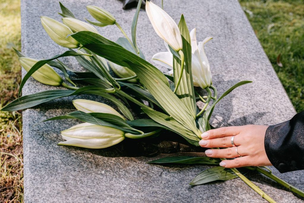 Flores sobre lápida