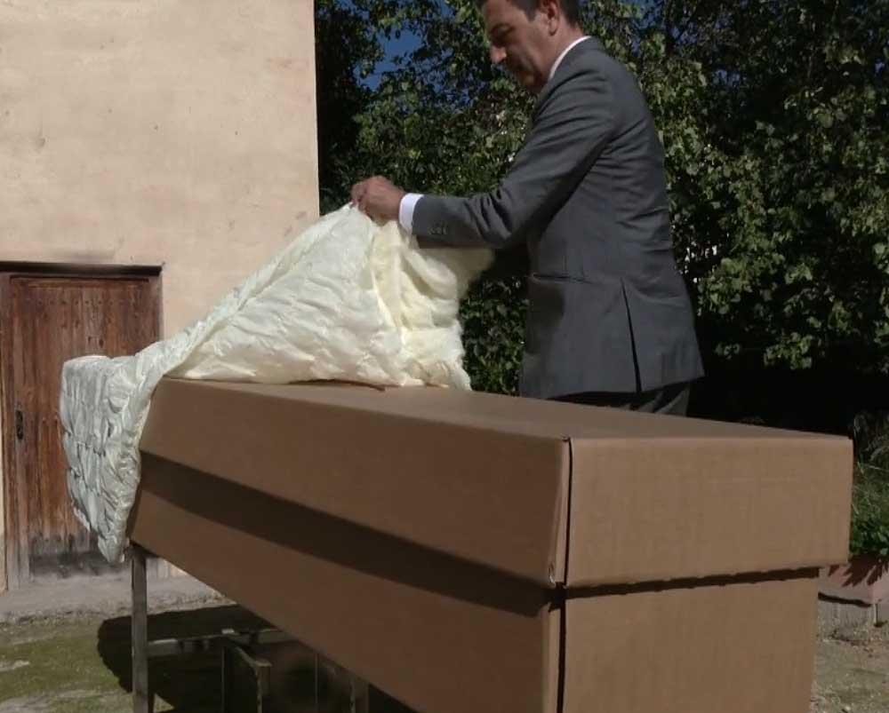 Dimas Català, de Funeraria Millenium, preparando el interior de un ataúd de cartón ondulado